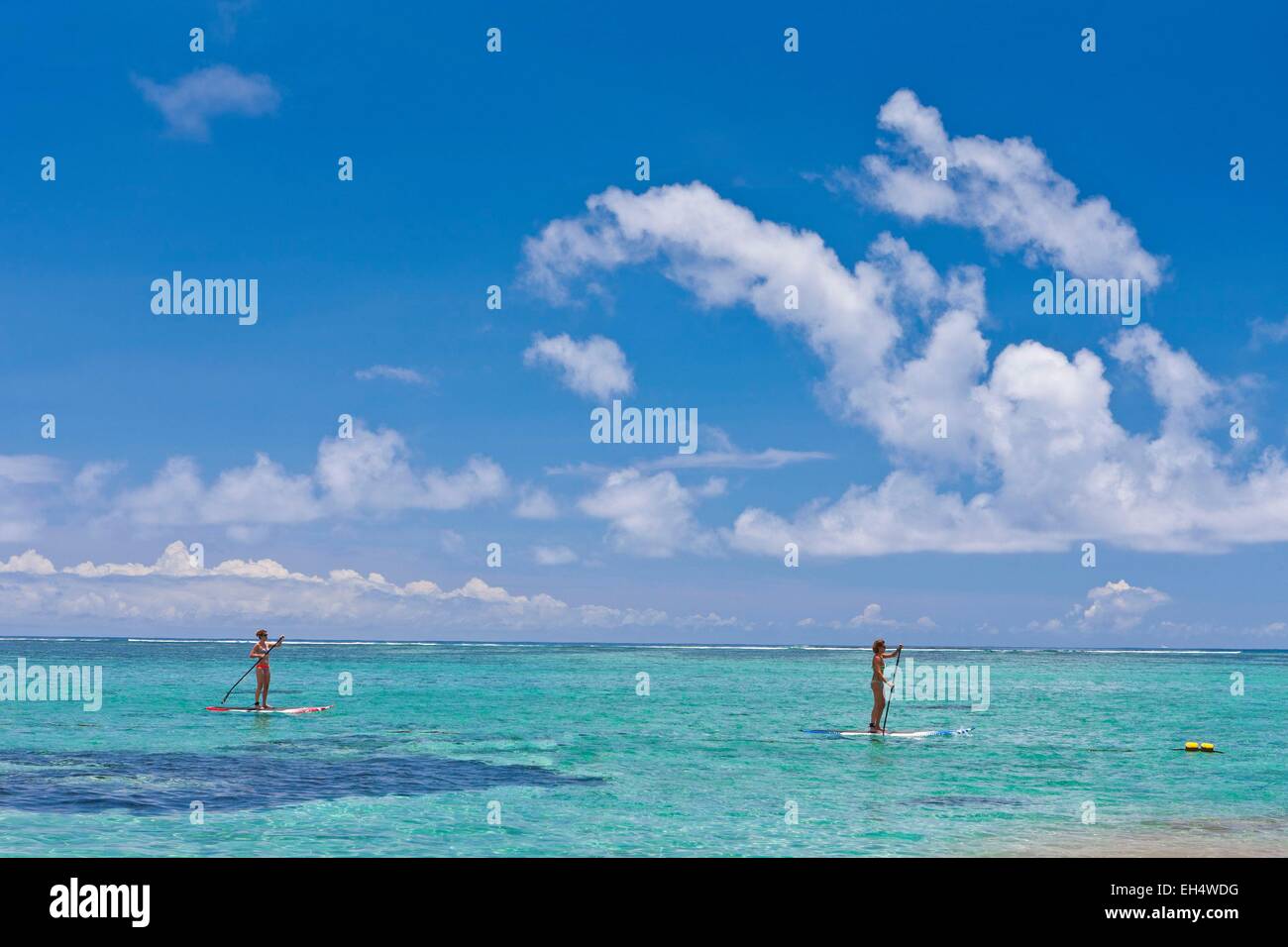 Maurizio Costa Sud Occidentale, Black River District, donne praticanti Stand Up Paddle in laguna Foto Stock