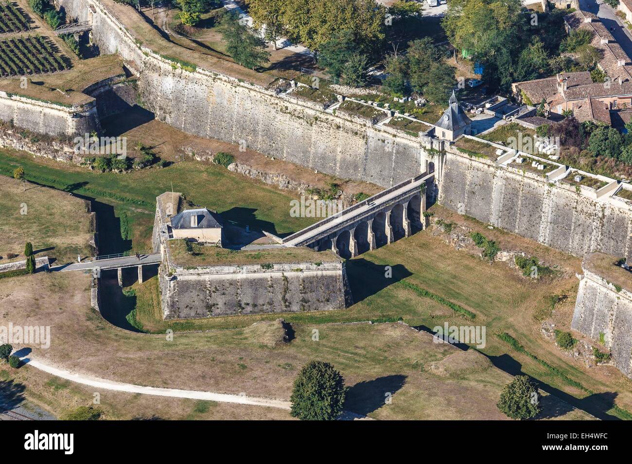 Francia, Gironde, Blaye, la cittadella, fortificazioni di Vauban, classificato come patrimonio mondiale dall UNESCO, le Porte Dauphine (vista aerea) Foto Stock