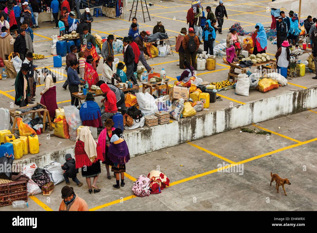 Ecuador, Cotopaxi, Zumbahua, giorno del villaggio di Zumbahua mercato, vista generale del mercato in continua evoluzione Foto Stock