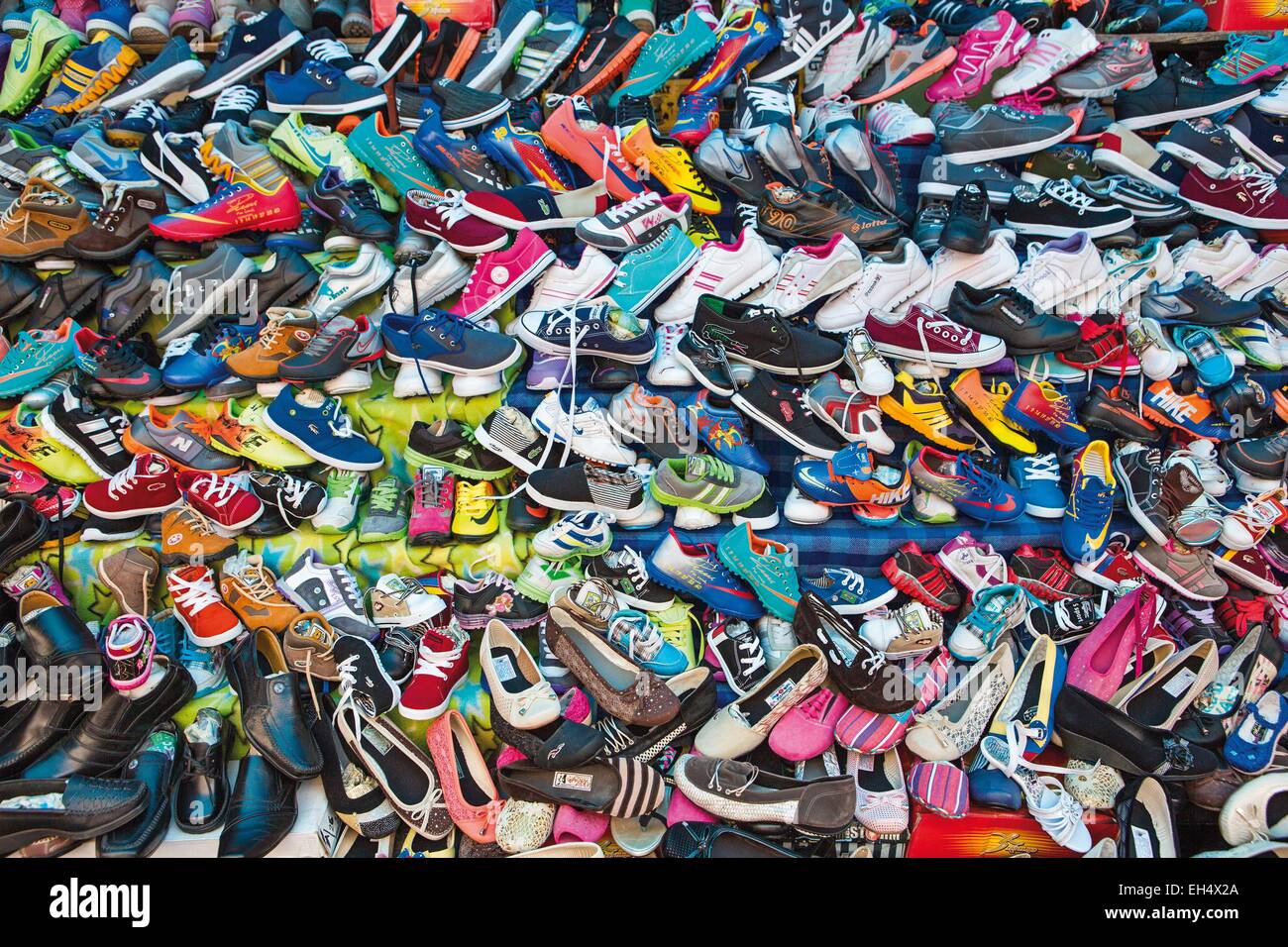 Ecuador, Imbabura, Otavalo, scarpe texture su un mercato in stallo Foto Stock