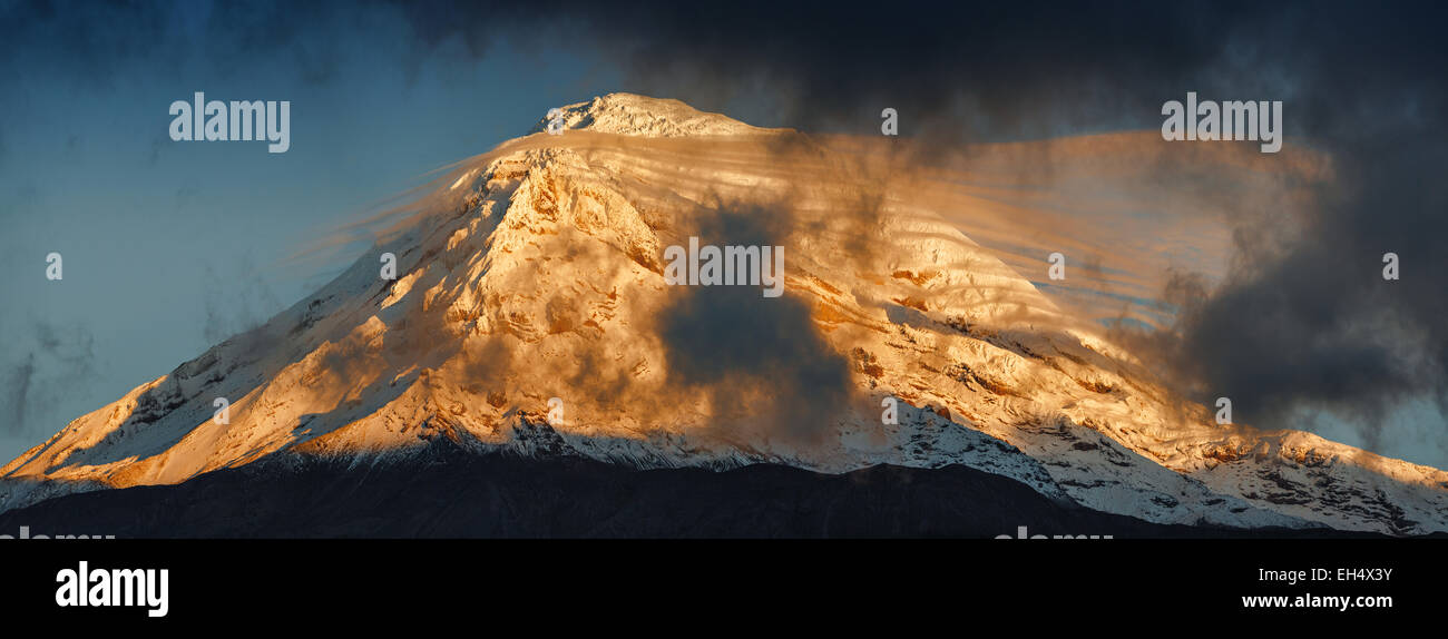 Ecuador, Chimborazo, Riserva Naturale del Chimborazo, snow-capped Vulcano Chimborazo all alba sotto un cielo tempestoso Foto Stock