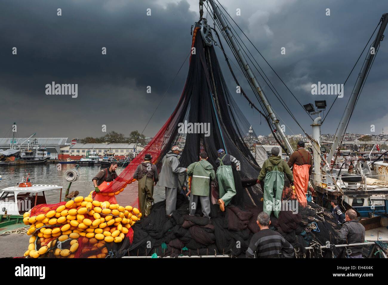 Turchia, Istanbul, distretto di Kumkapi, pesca, Porto attività nel porto di pesca di Kumkapi district Foto Stock