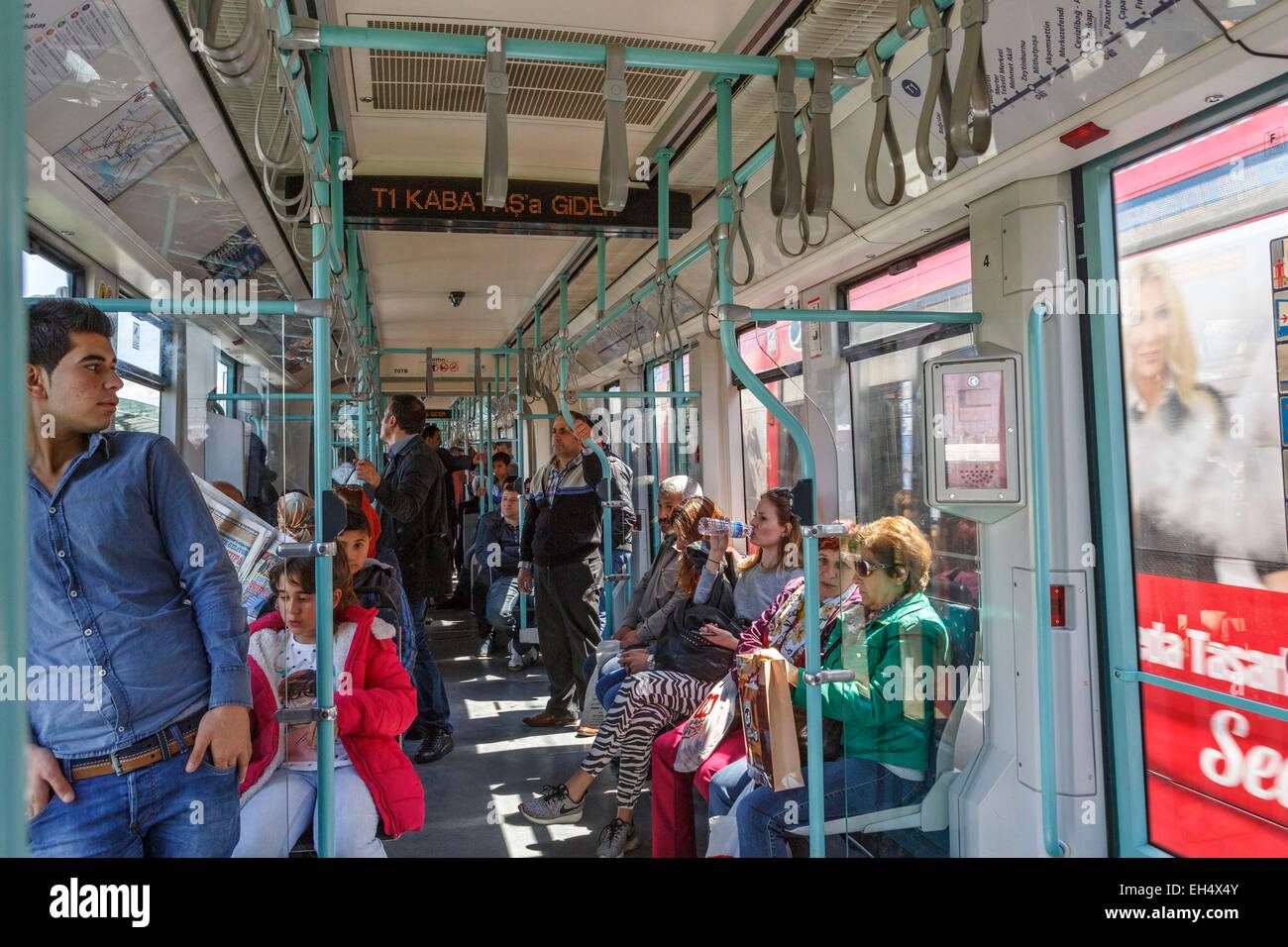 Turchia, Istanbul, gli utenti del tram in un treno Foto Stock