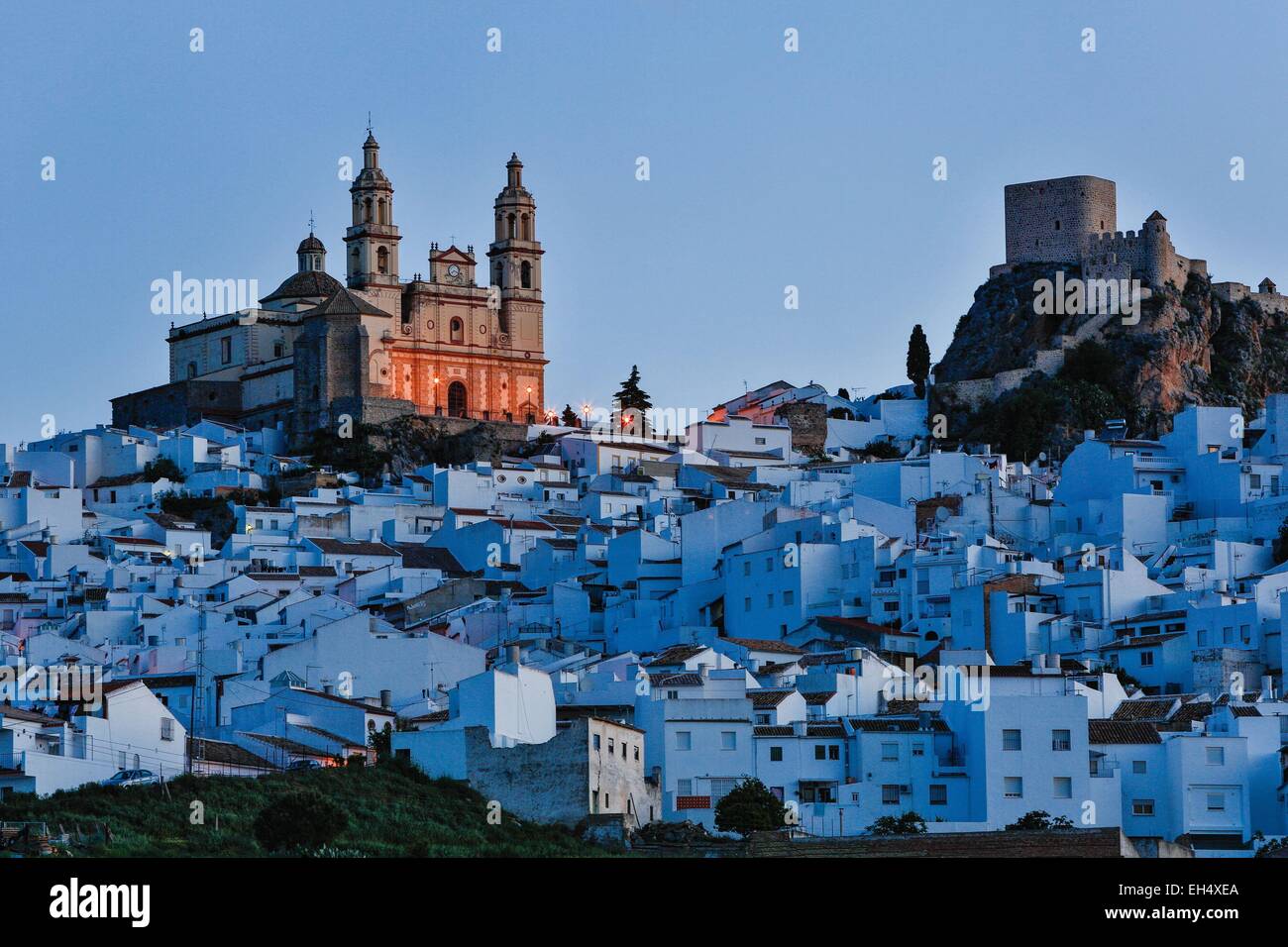 Spagna, Andalusia, Cadix, Olvera, villaggio bianco su di un promontorio roccioso all'alba Foto Stock