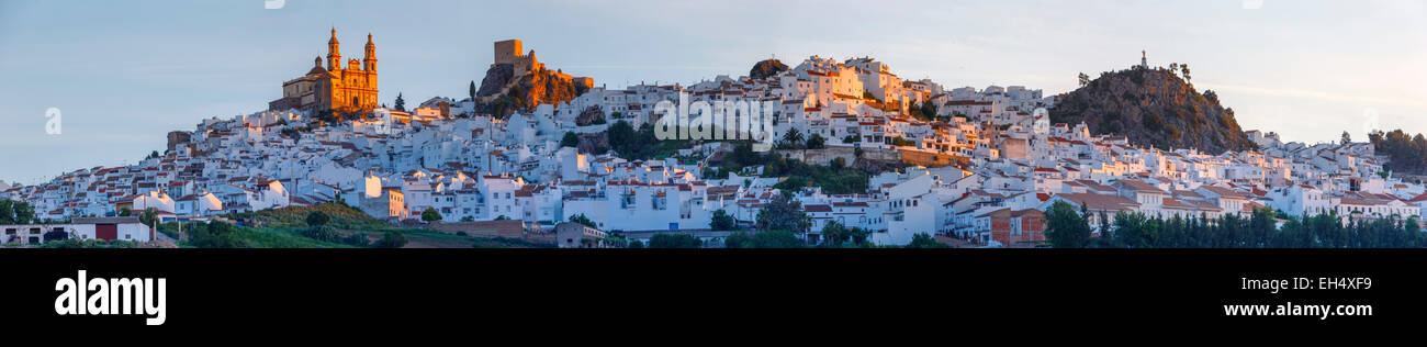 Spagna, Andalusia, Cadix, Olvera, villaggio bianco su un promontorio roccioso di sunrise Foto Stock