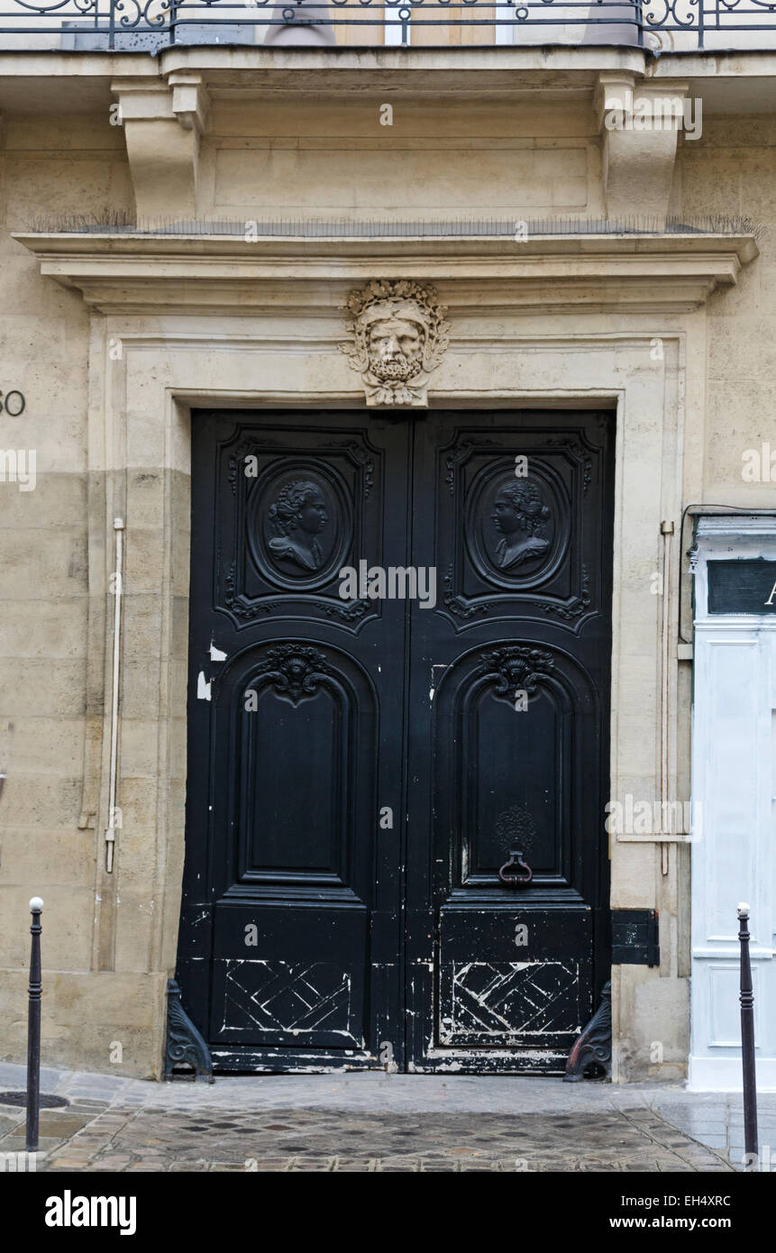 Una porta elegante nel quartiere Marais di Parigi. Foto Stock