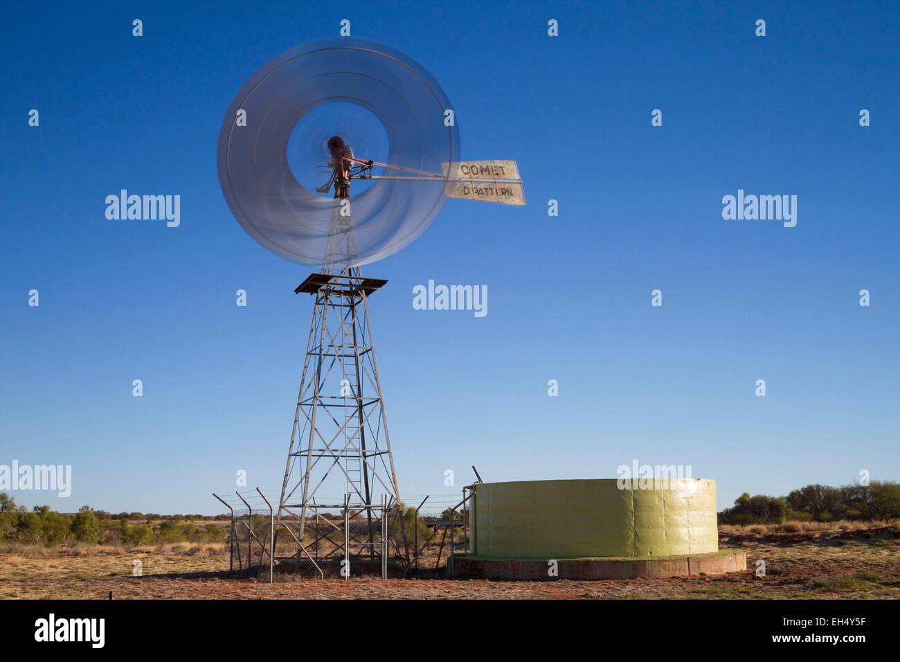 Australia, Territorio del Nord, turbina eolica vicino Stuart Highway tra Alice Springs e Tennant Creek Foto Stock