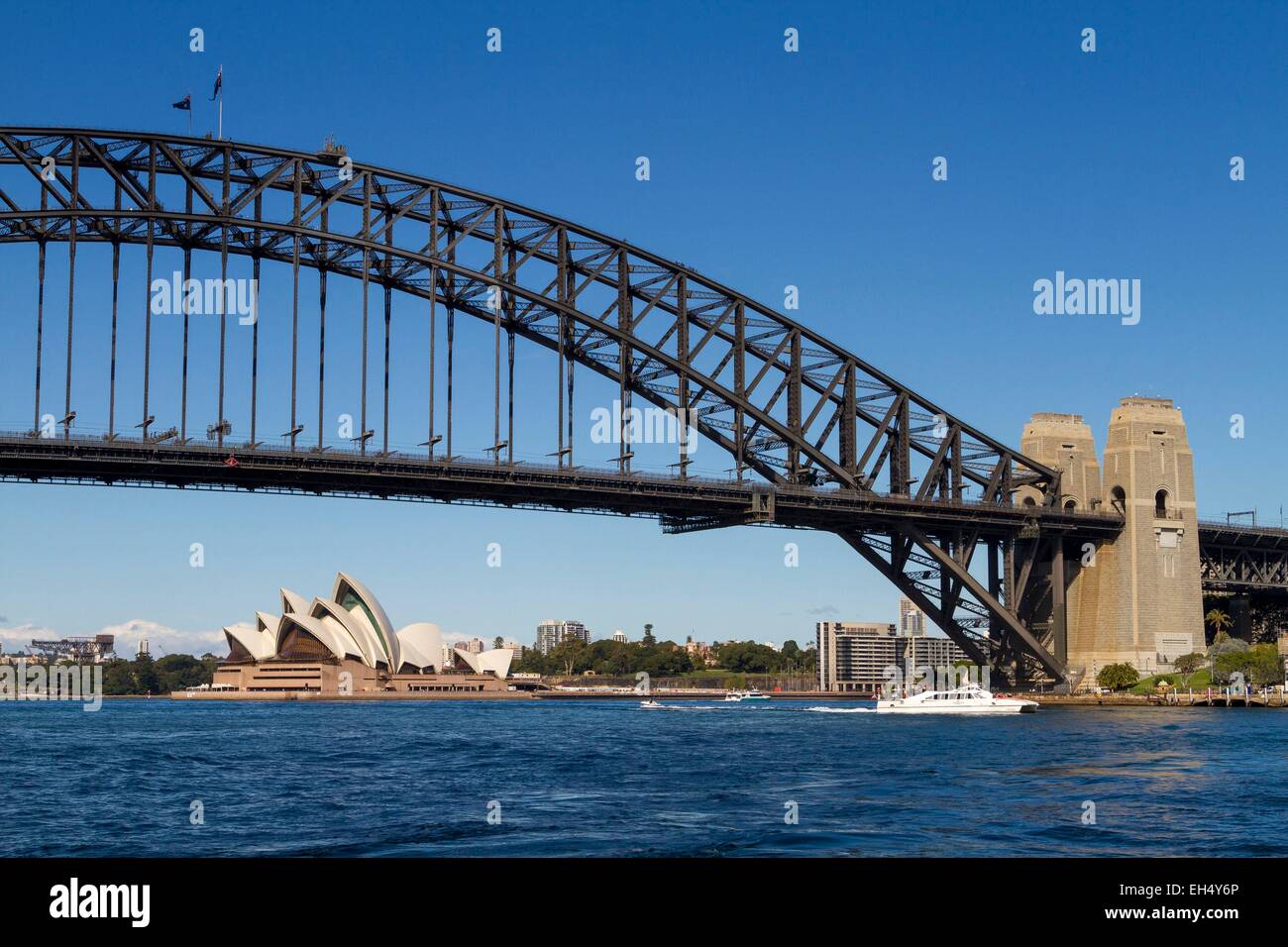 Australia, Nuovo Galles del Sud, Sydney Harbour Bridge e la Opera House di Sydney dall'architetto Jørn Utzon elencati come patrimonio mondiale dall' UNESCO Foto Stock