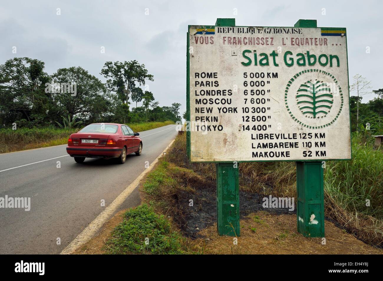 Il Gabon, Estuaire Provincia, il segno segnando l'equatore sulla Strada Nazionale 1 (autostrada statale) circa 125 miglia a sud est di Libreville Foto Stock