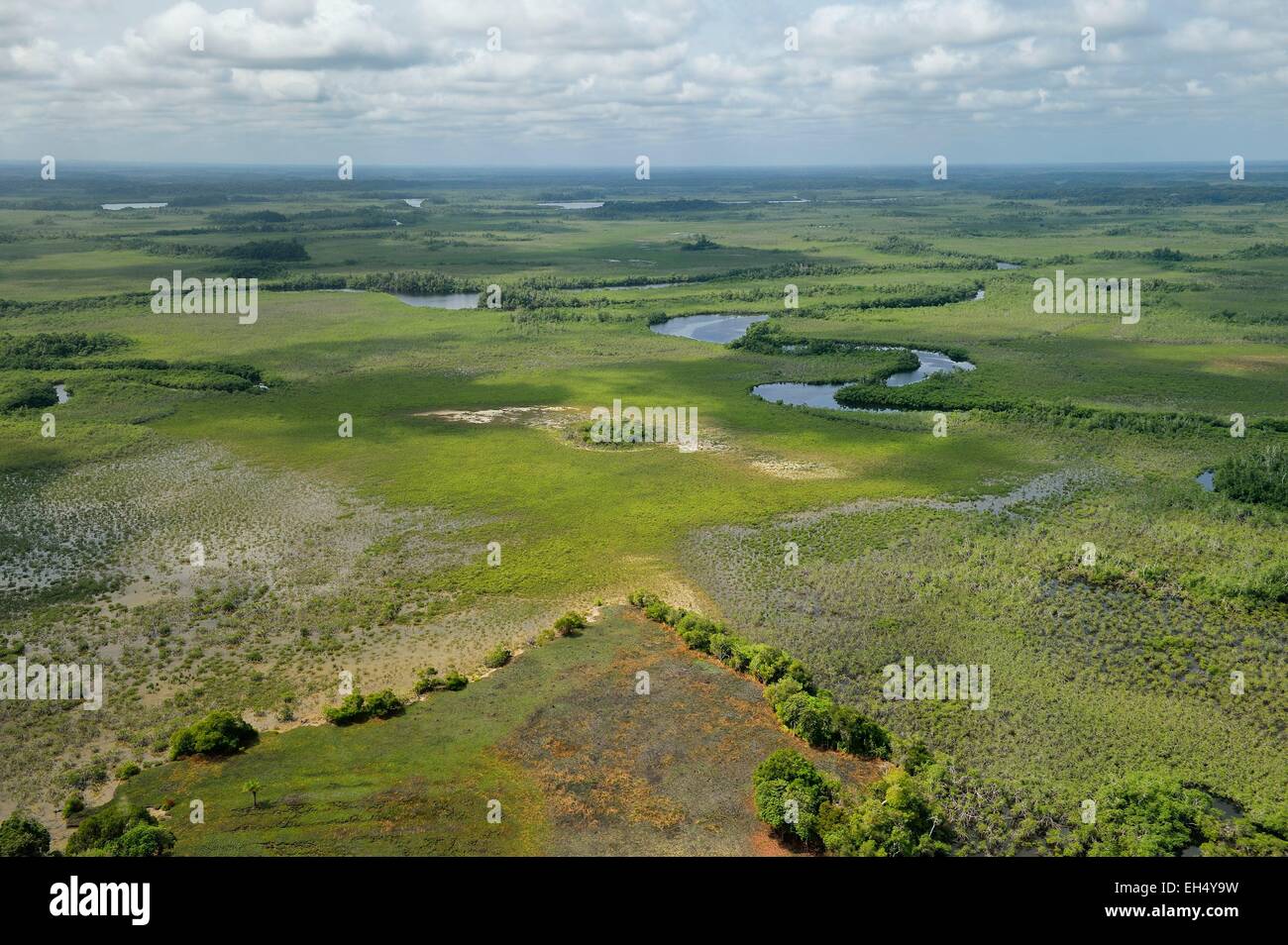 Il Gabon, Ogooue-Maritime Provincia, Ogooué River Delta, acquitrini e fiumi (vista aerea) Foto Stock