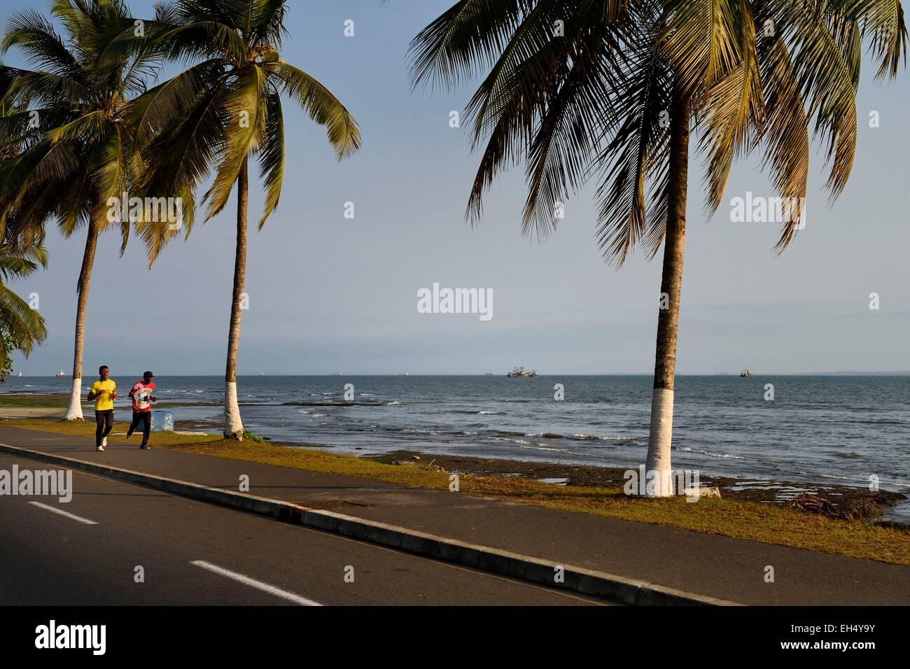 Il Gabon, Libreville, L101 road sul fronte mare al confine con il Gabon estuario Foto Stock
