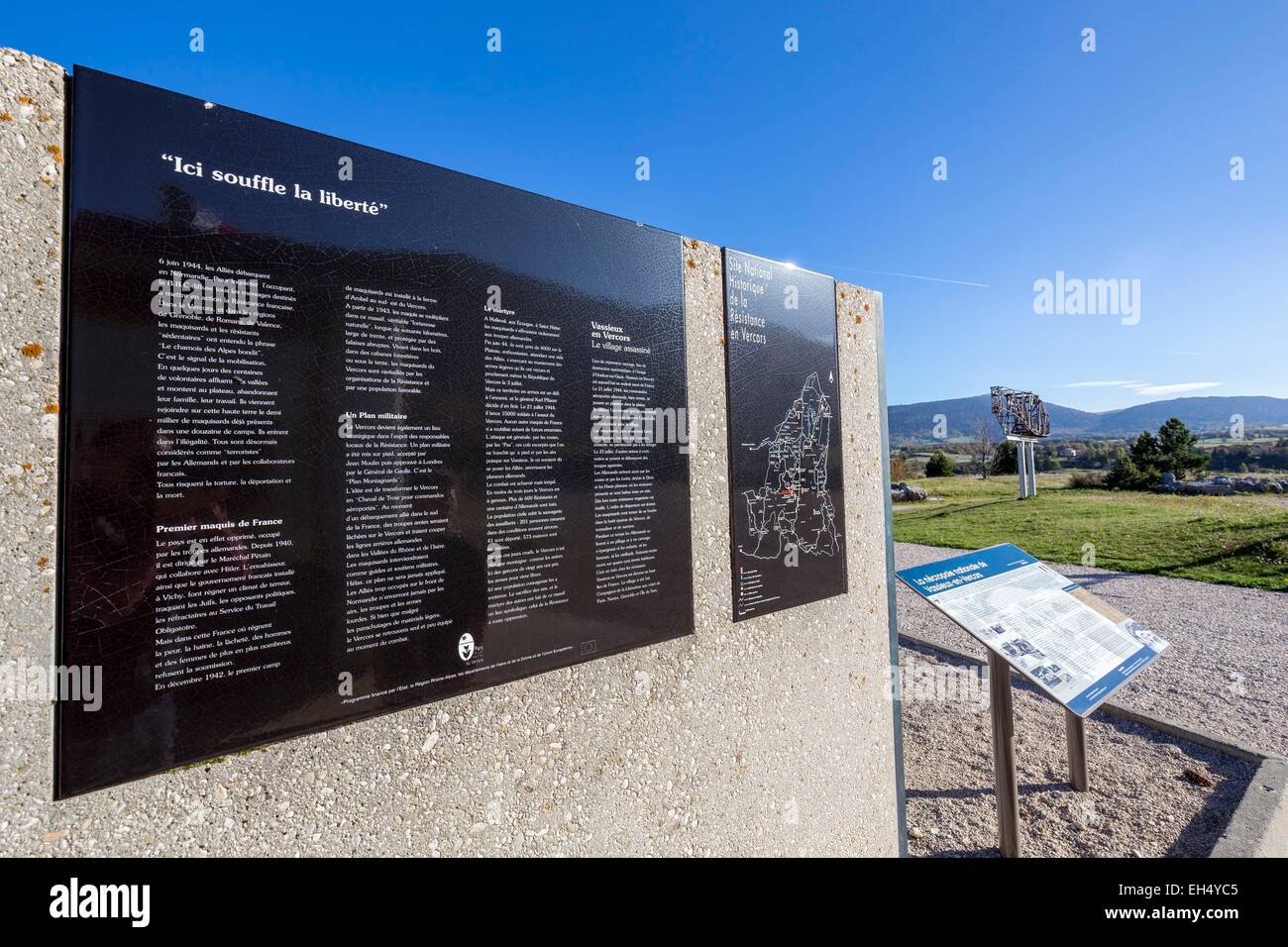 Francia, Drome, Parc Naturel Regional du Vercors (parco naturale regionale del Vercors), Vassieux en Vercors, la necropoli in omaggio alle vittime del movimento della resistenza di Vercors durante la II Guerra Mondiale, la tavoletta commemorativa Foto Stock