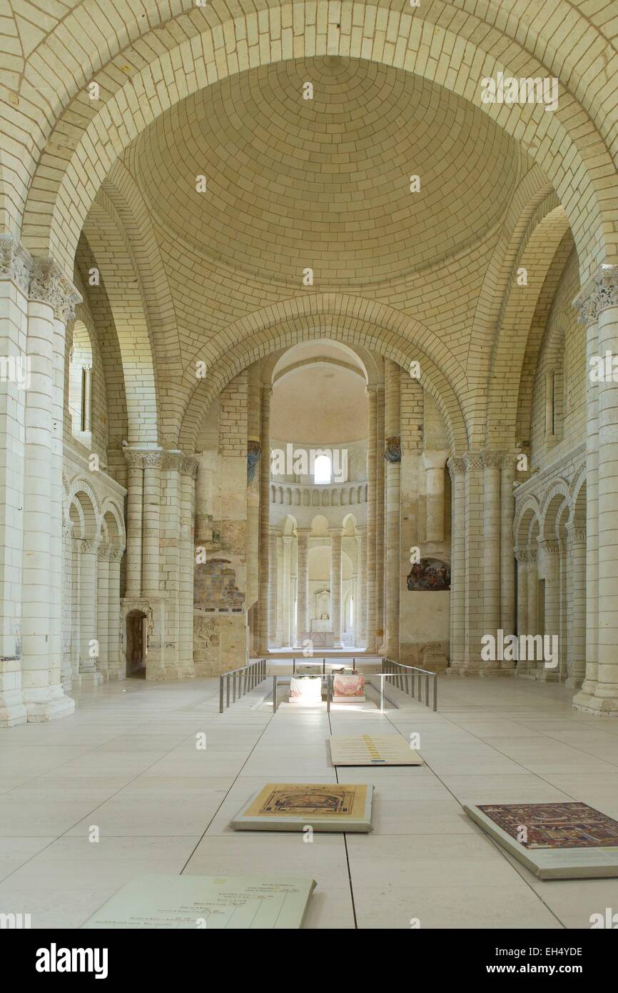 Francia, Maine et Loire, la Valle della Loira sono classificati come patrimonio mondiale dall' UNESCO, Fontevraud Abbaye, la navata di Fontevraud chiesa abbaziale e Polychrome recumbant statua della famiglia Plantagenet in Fontevraud abbazia reale Foto Stock