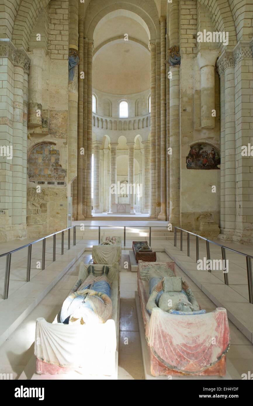 Francia, Maine et Loire, la Valle della Loira sono classificati come patrimonio mondiale dall' UNESCO, Fontevraud Abbaye, la navata di Fontevraud chiesa abbaziale e Polychrome recumbant statua della famiglia Plantagenet in Fontevraud abbazia reale Foto Stock