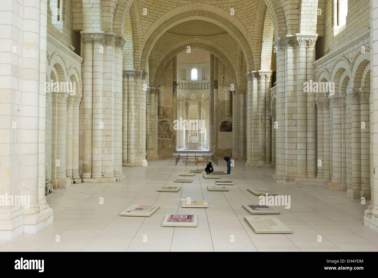 Francia, Maine et Loire, la Valle della Loira sono classificati come patrimonio mondiale dall' UNESCO, Fontevraud Abbaye, la navata di Fontevraud chiesa abbaziale e Polychrome recumbant statua della famiglia Plantagenet in Fontevraud abbazia reale Foto Stock