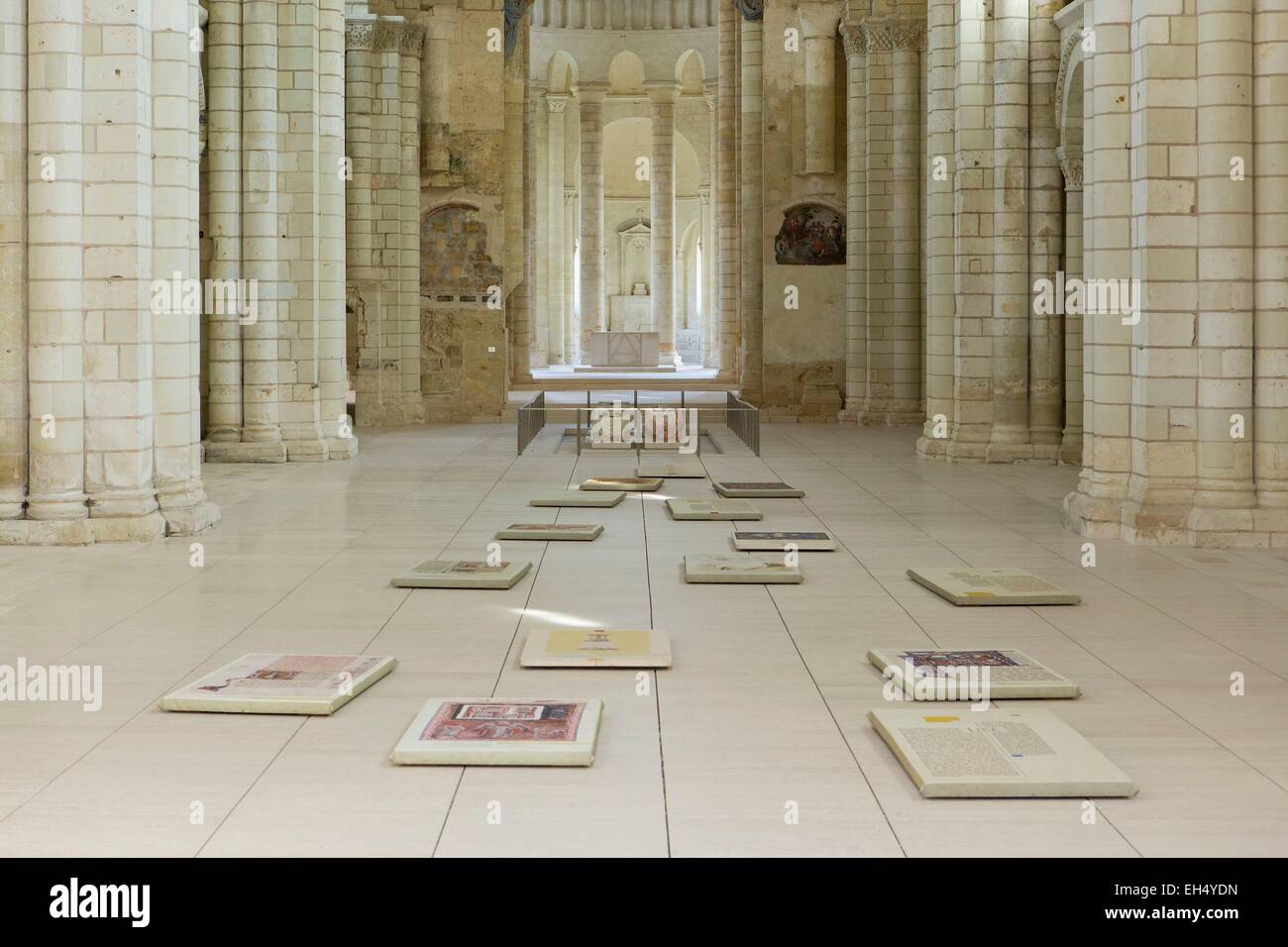 Francia, Maine et Loire, la Valle della Loira sono classificati come patrimonio mondiale dall' UNESCO, Fontevraud Abbaye, la navata di Fontevraud chiesa abbaziale e Polychrome recumbant statua della famiglia Plantagenet in Fontevraud abbazia reale Foto Stock