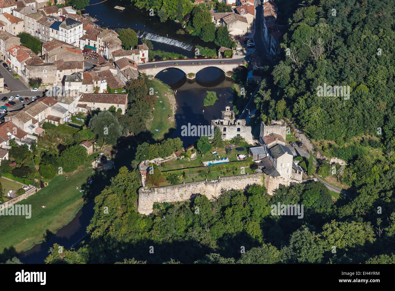 Francia, Tarn et Garonne, Laguepie, il castello alla confluenza di Aveyron e la Viaur fiumi (vista aerea) Foto Stock
