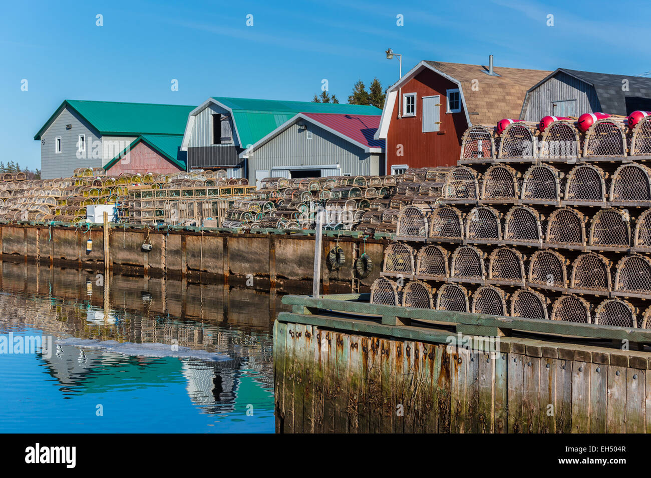 Pontile del Pescatore nelle zone rurali di Prince Edward Island caricato con trappole a base di aragosta. Foto Stock