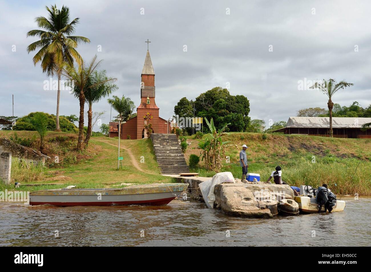 Il Gabon, Ogooue Maritime provincia, regione Omboue, Fernan Vaz (Nkomi) Lagoon, St. Anne missione della chiesa che fu costruita nelle officine di Gustave Eiffel Foto Stock