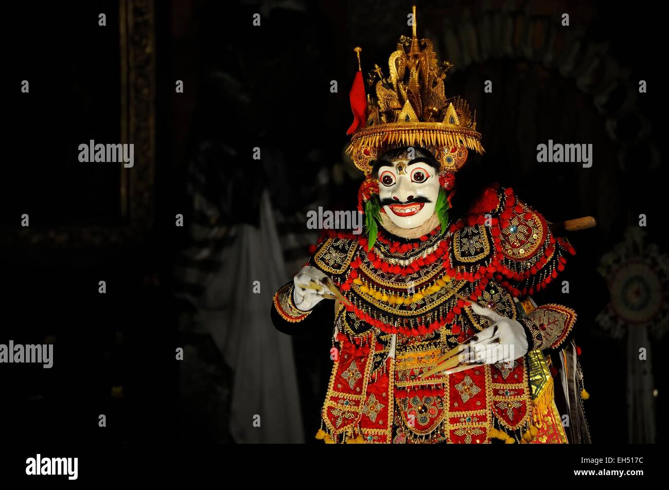 Indonesia, Nusa Tenggara, Bali Ubud, Puri Saren, Balinese tradizionale danza Legong, ballerino con una maschera da Bina Remaja troupe a Ubud Royal Palace Foto Stock