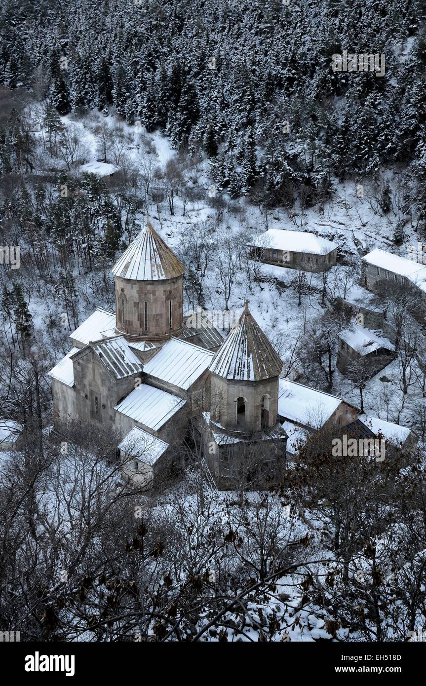 Georgia e Caucaso, Samtskhe-Javakheti, area di Akhaltsikhe, cristiano ortodosso monastero di Sapara circondato da boschi e montagne coperte di neve in inverno Foto Stock