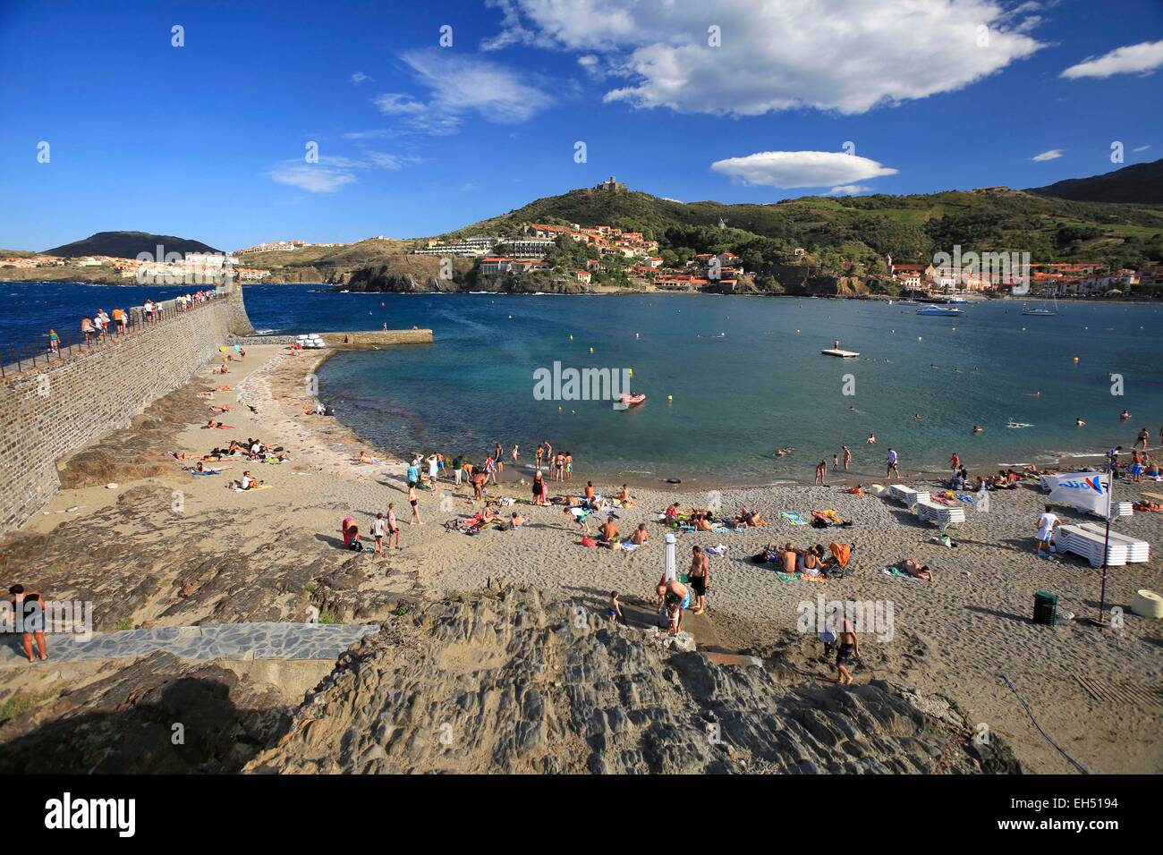 Francia, Pirenei orientali (66), Collioure, turisti sulla spiaggia San Vincenzo ai piedi della cappella di San Vincenzo di Collioure Foto Stock