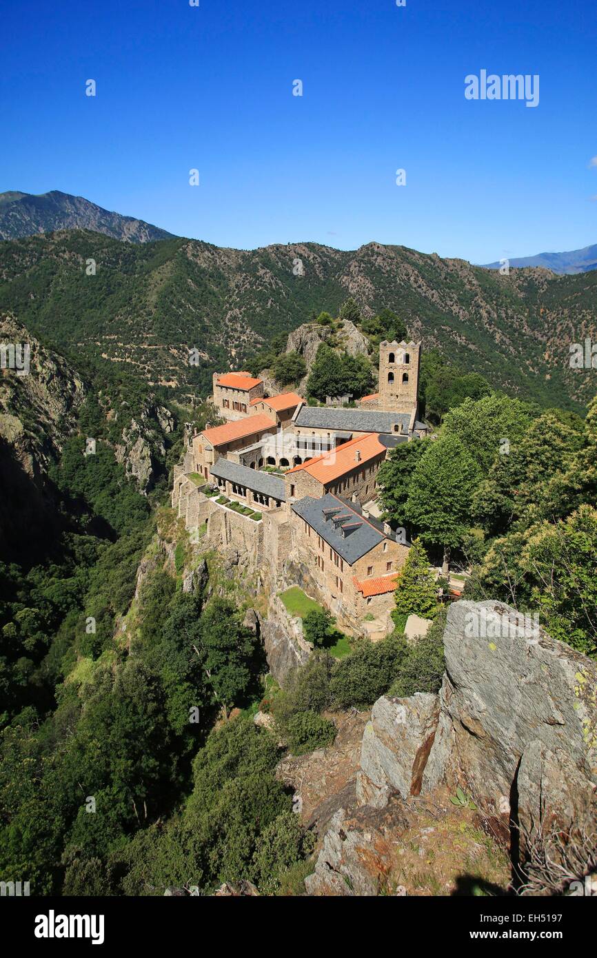 Francia, Pirenei orientali, Casteil, l abbazia St Martin du Canigou è dei monaci benedettini del monastero stabilito nel XIX secolo Foto Stock