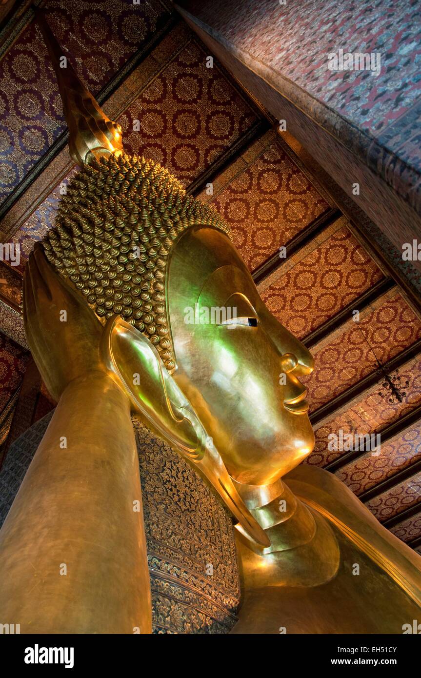 Thailandia, Bangkok, Wat Pho, grande golden Buddha reclinato statua Foto Stock