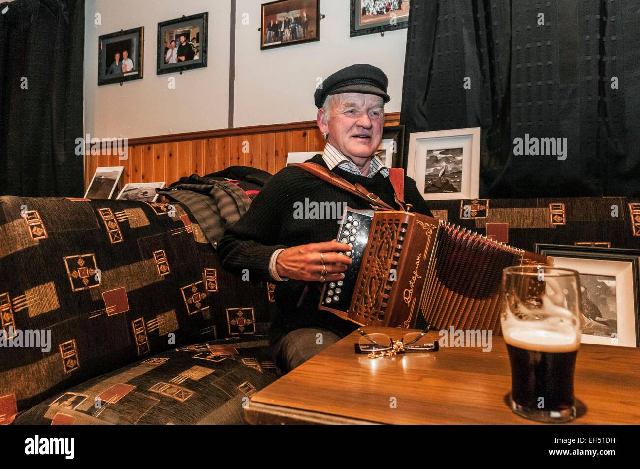 Irlanda, Ulster, Contea di Donegal, Patsy Dan Rodgers re di Tory presso il pub sociale della parte ovest della città Foto Stock
