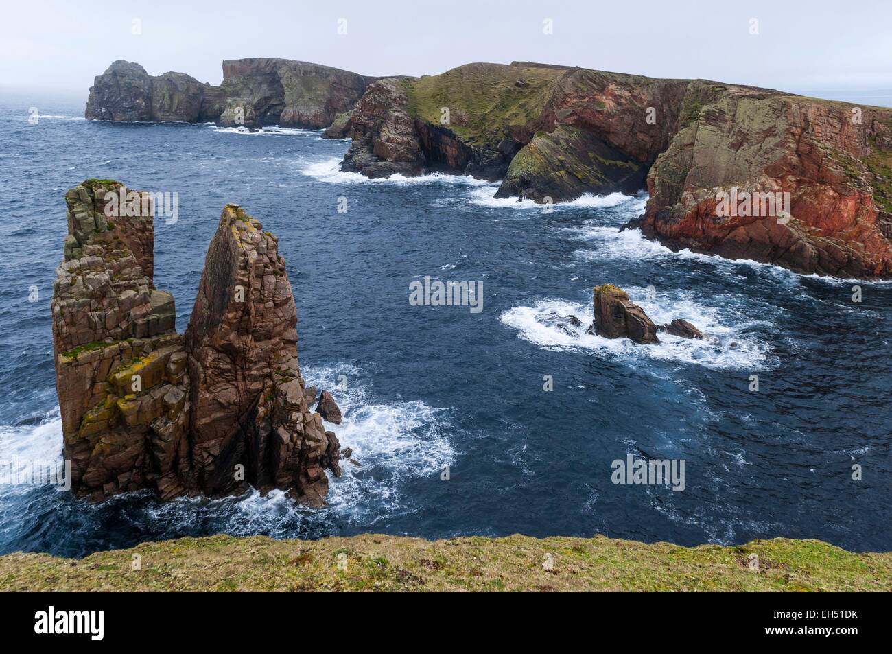 Irlanda, Ulster, Contea di Donegal, isola di Tory, scogliere sul lato est isola Foto Stock