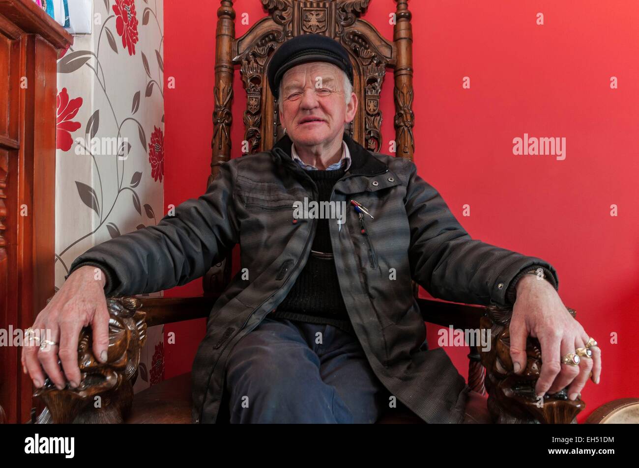 Irlanda, Ulster, Contea di Donegal, isola di Tory, Patsy Dan Rodgers il re di Tory nella sua casa sul suo trono offerta dal Qatar Foto Stock