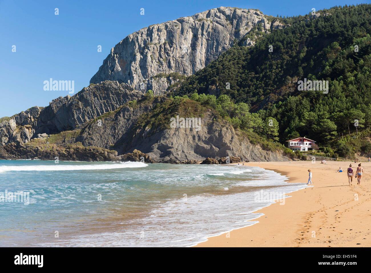 Spagna, provincia di Biscaglia, Paesi Baschi, Elantxobe, Laga beach e Ogono cape Foto Stock