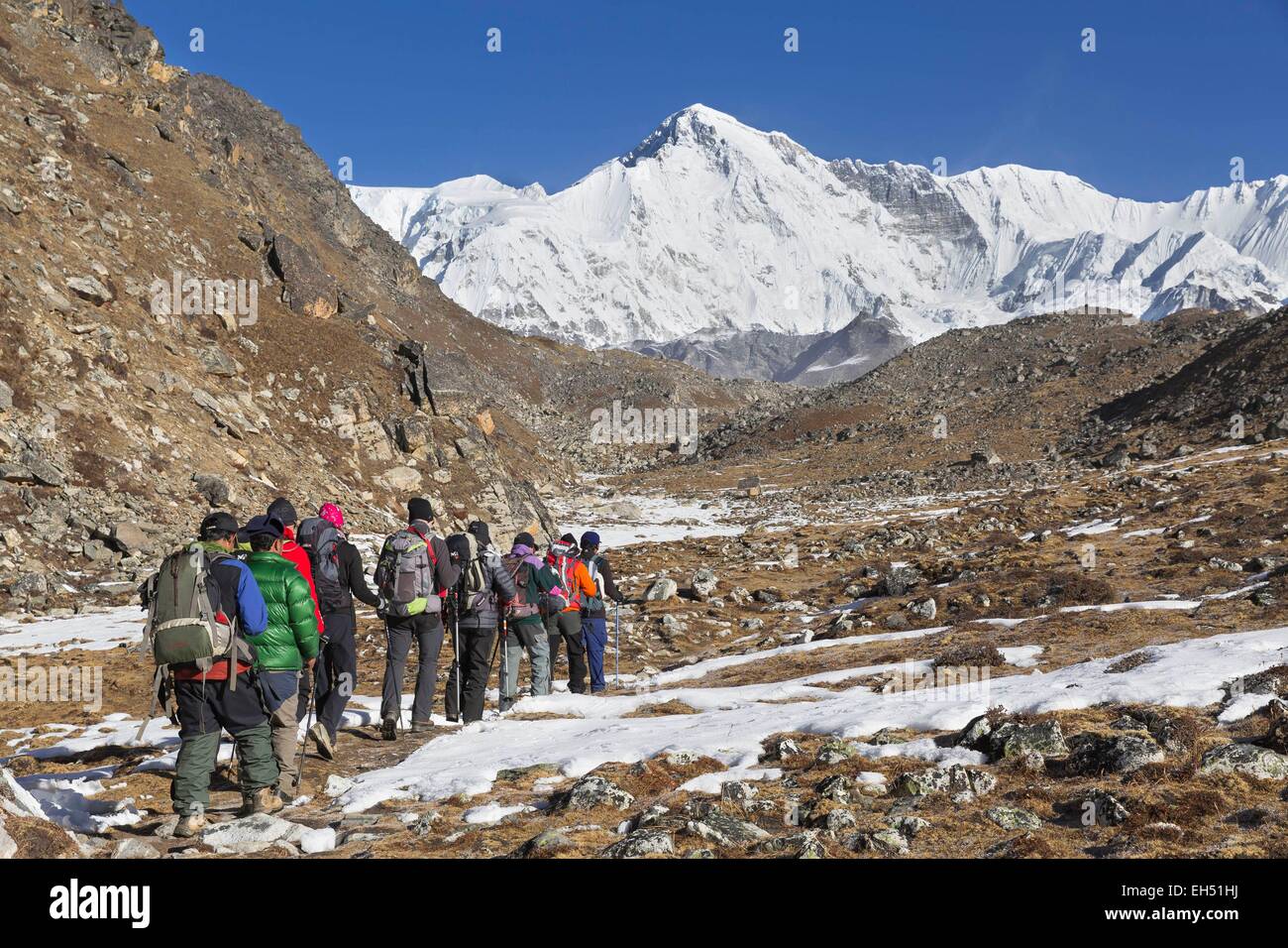 Il Nepal, il Parco Nazionale di Sagarmatha, classificato come patrimonio mondiale dall UNESCO, Solu Khumbu District, escursionisti sul modo di Cho Oyu peak Foto Stock