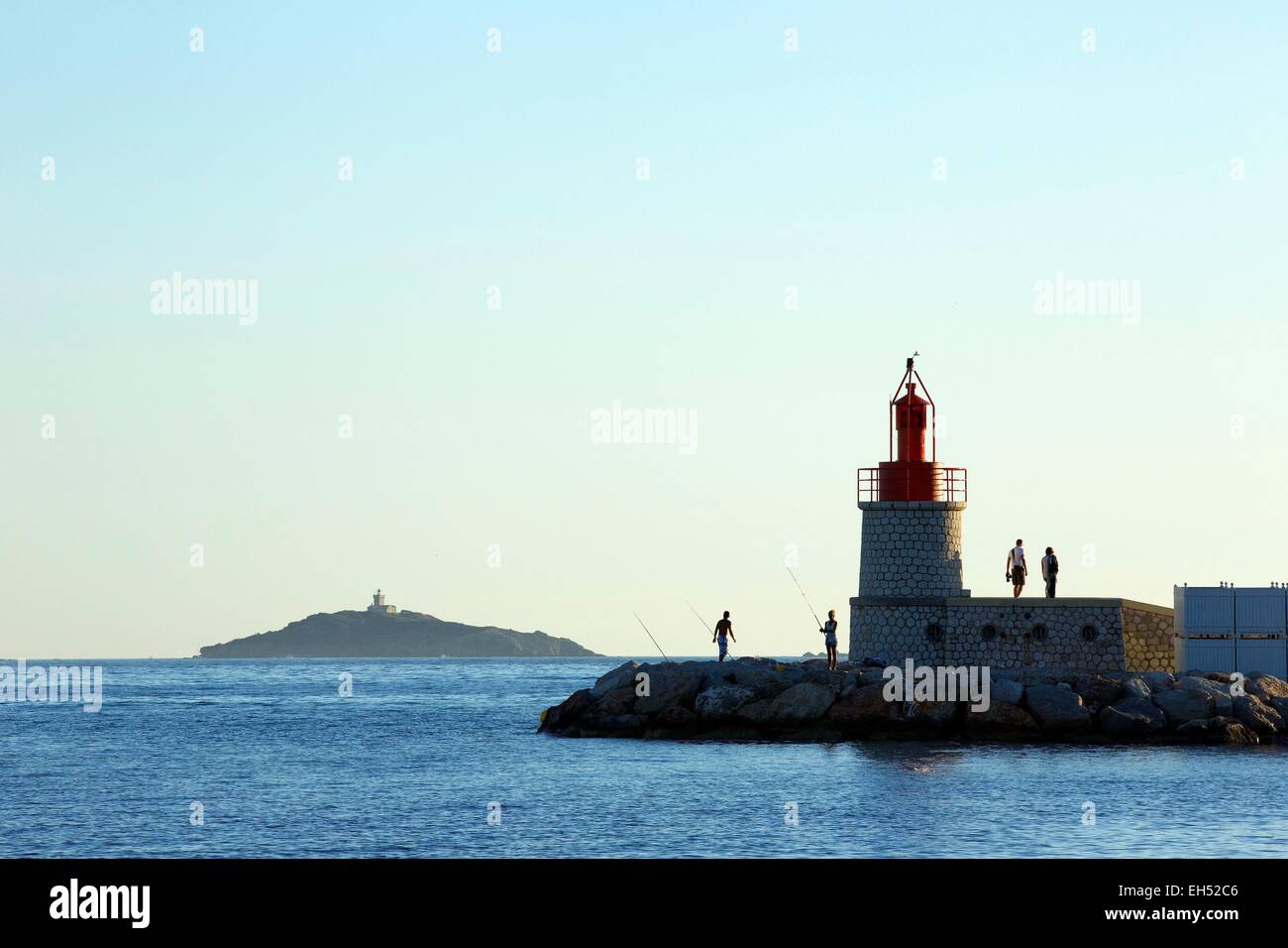 Francia, Var, Sanary sur Mer, rosso faro sul molo sud, Embiez isola in background Foto Stock