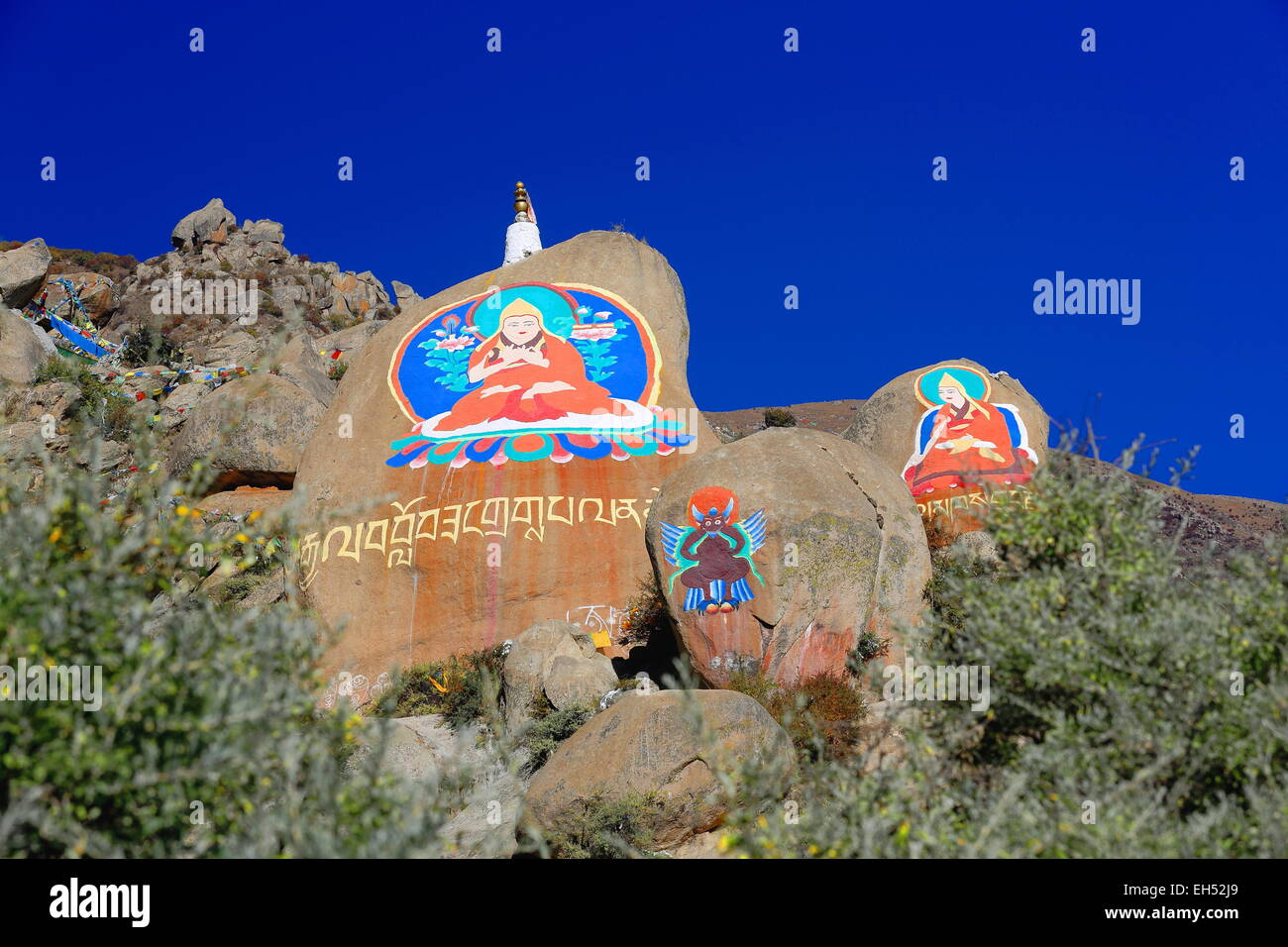 Dipinti Buddisti Tibetani su mani pietre -OM MANI PADME HUM- in Heap Drepung-Rice monastero di Gelugpa-Yellow Hat ordine. Il Tibet Foto Stock
