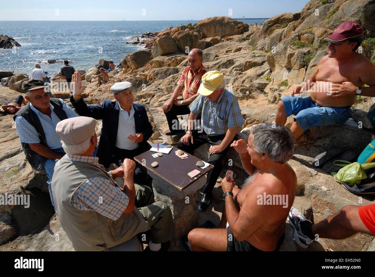 Il Portogallo, Regione Nord, Porto, gioco di carte sulla spiaggia Foto Stock