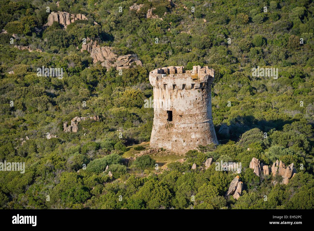 Francia, Corse du sud, sud di Ajaccio, villaggio di Serra di Ferro, torre di  Capu Neru (vista aerea Foto stock - Alamy