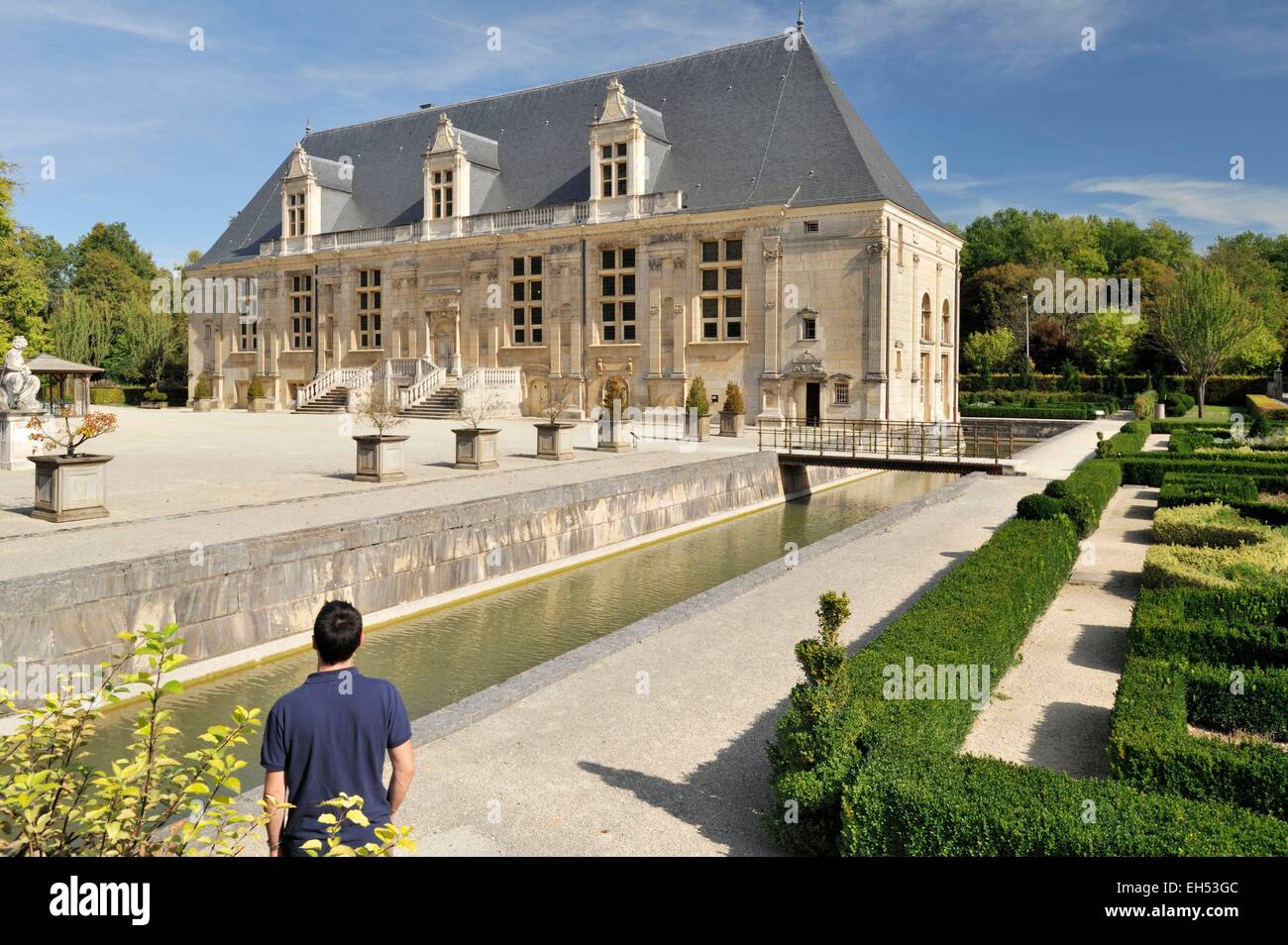 Francia, Haute Marne, Joinville, castello du Grand Jardin, l uomo da dietro guardando la facciata ovest Foto Stock