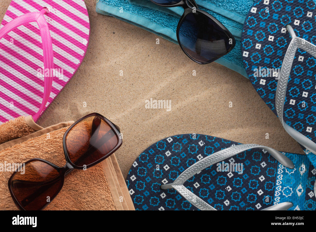 Accessori per la spiaggia distesi sulla sabbia, con posto per il testo Foto Stock