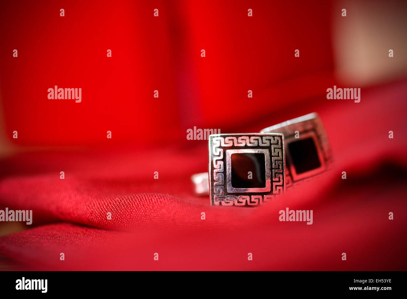 Nero gemelli per la camicia in un bello sfondo rosso Foto Stock