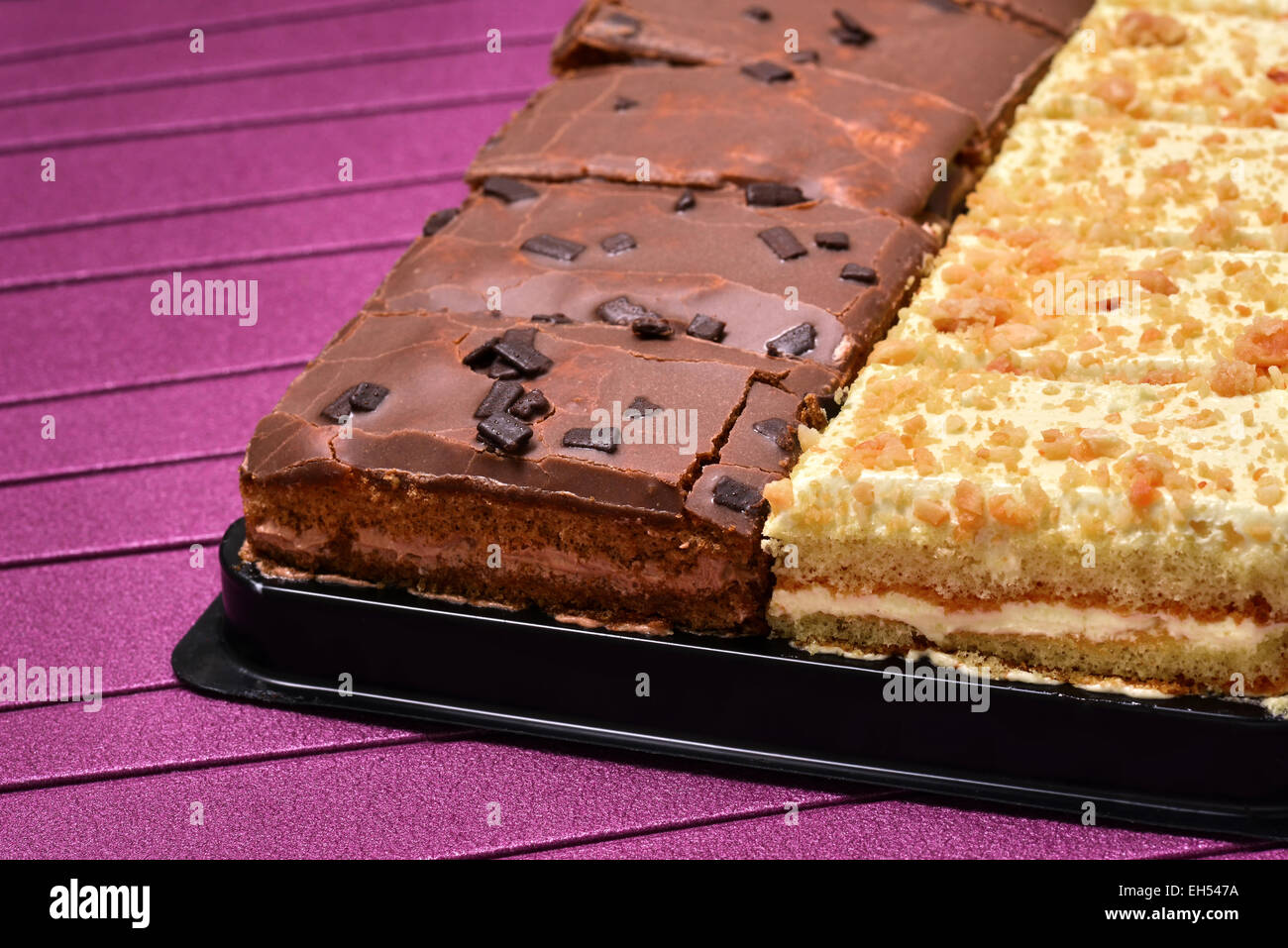 Un sacco di torta al cioccolato e latte nella luce naturale Foto Stock