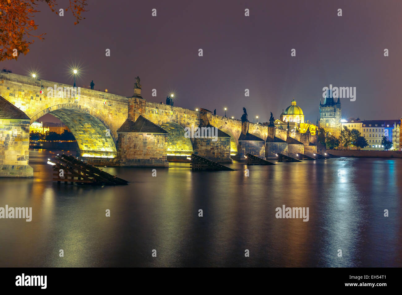 Il Ponte Carlo e la torre del ponte della città vecchia di notte a Praga, Repubblica Ceca Foto Stock