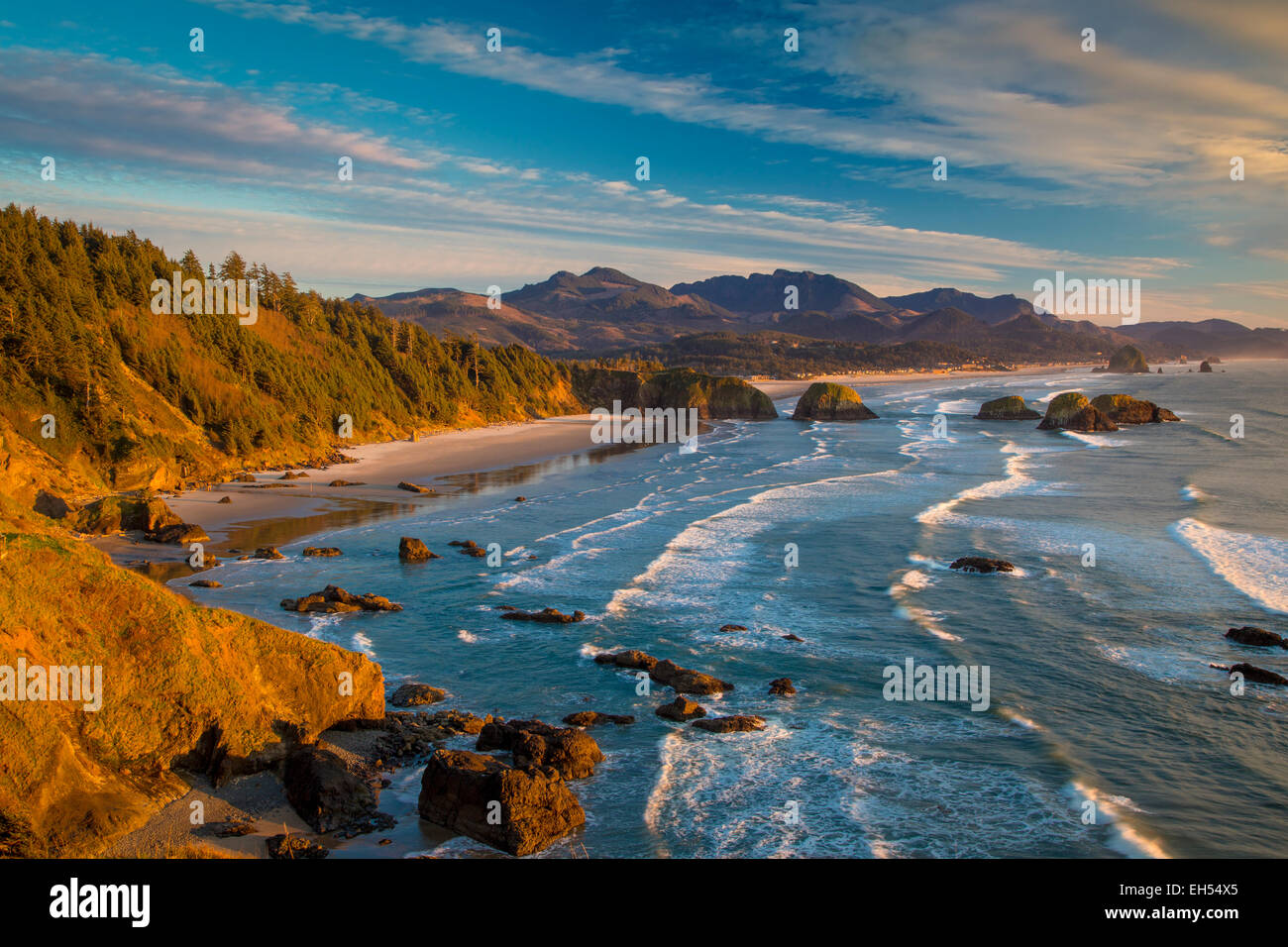 Tramonto sulla costa vicino a Cannon Beach, Oregon, Stati Uniti d'America Foto Stock