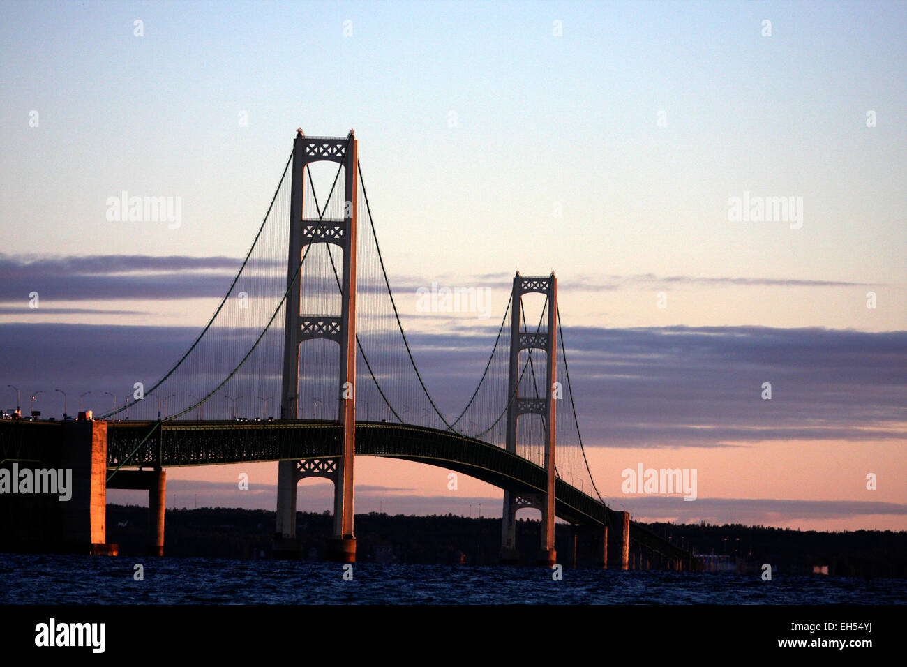 Ponte Mackinac, come si vede dal Michigan litorale dove il Lago Huron e il Lago Michigan si incontrano in corrispondenza dello stretto di Mackinac. Foto Stock