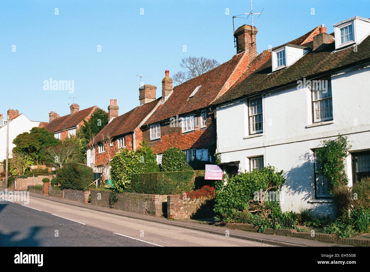 Fila di vecchi cottages in battaglia, vicino a Hastings, East Sussex, Sud Est Inghilterra Foto Stock