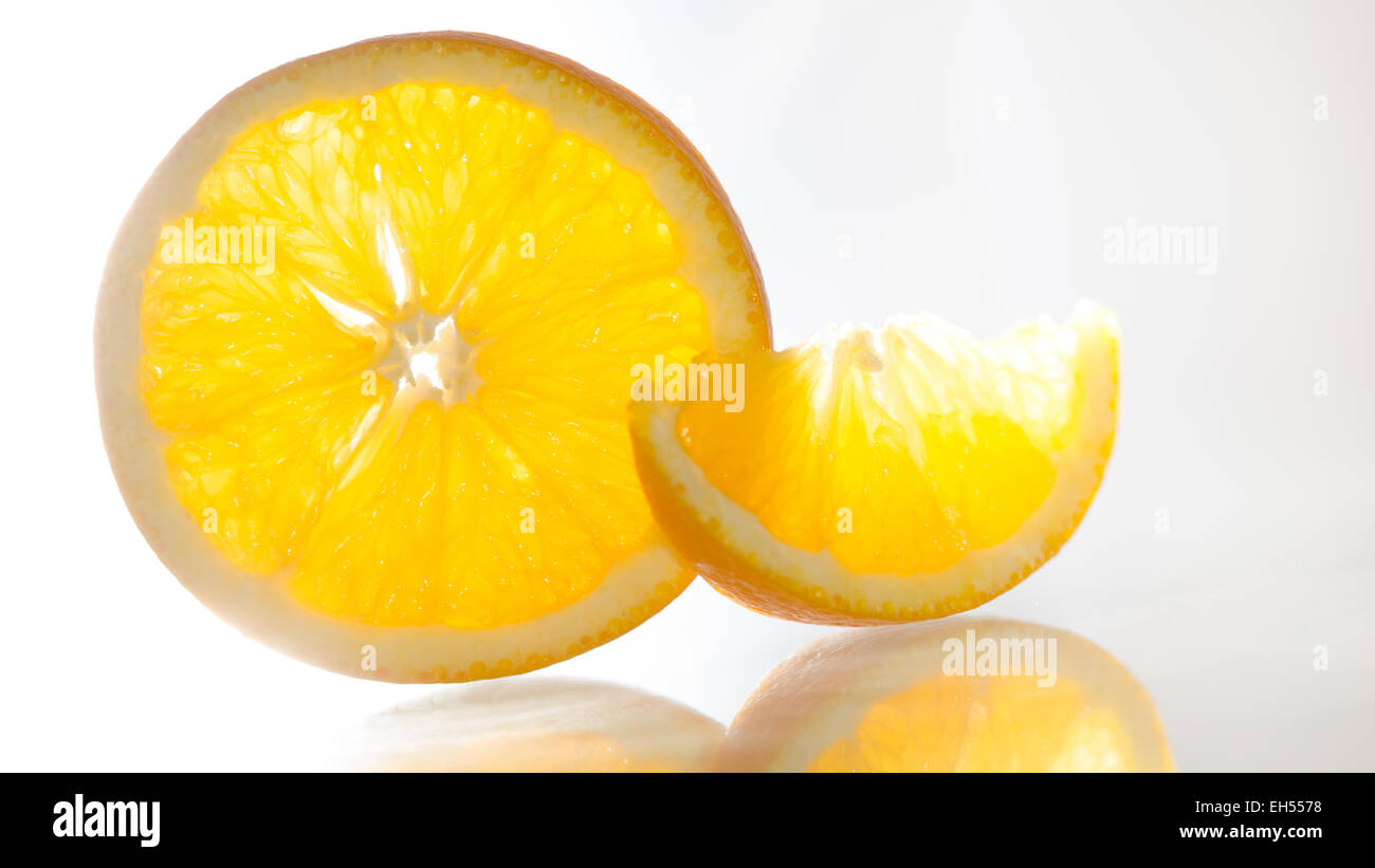 Fresche fettine di arancia inondato di luce! Foto Stock