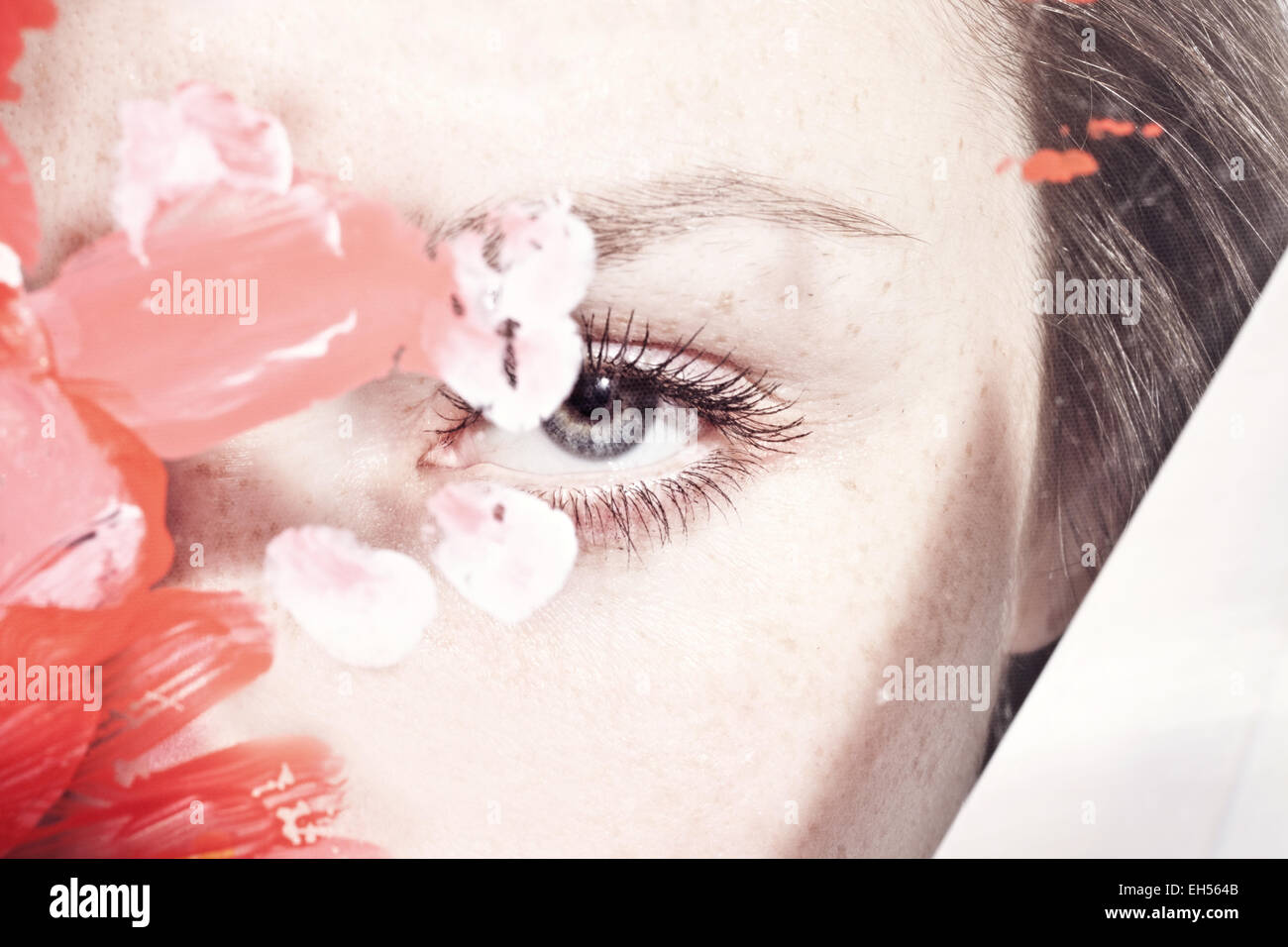 Bellissima femmina occhio attraverso il vetro sporco closeup Foto Stock