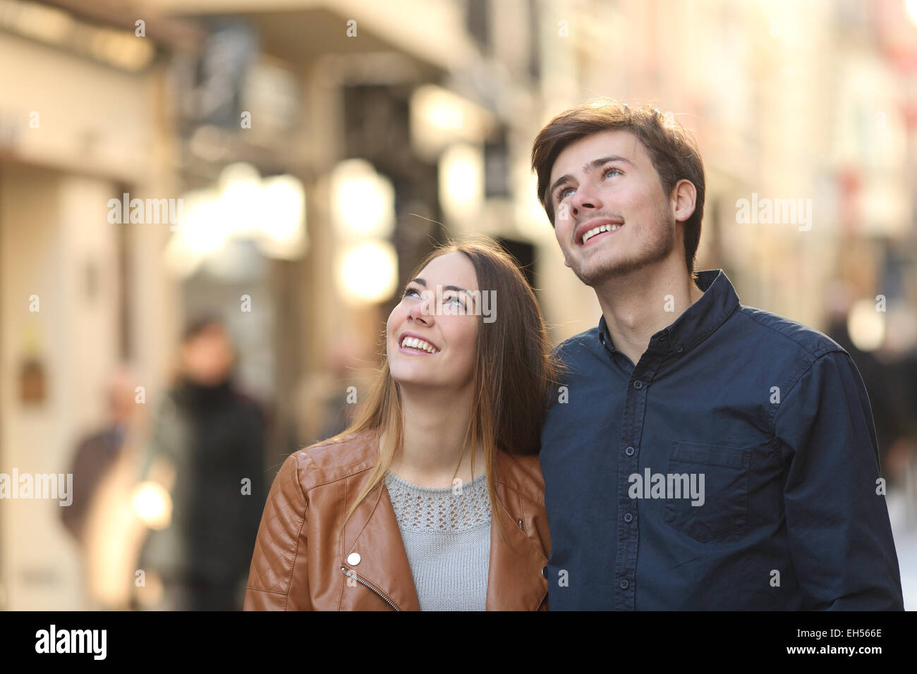 Paio di camminare e di guardare al di sopra della strada di una città Foto Stock