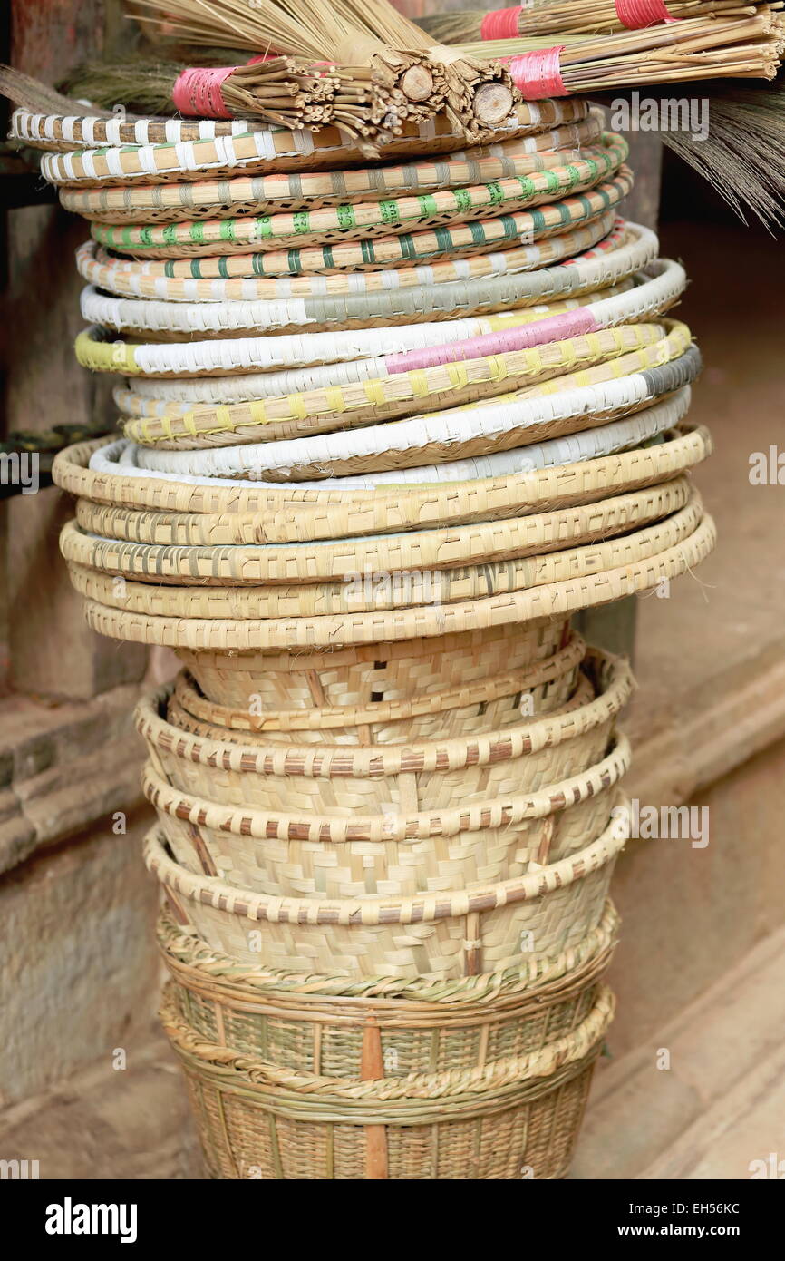 Set di cestini di vimini e i vassoi e rabboccato con fibra naturale scope tradizionali all'esterno di un negozio di artigianato-Panauti-Nepal. Foto Stock