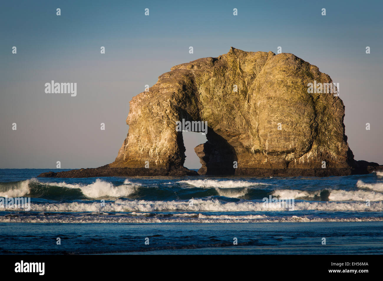 Tramonto su uno degli scogli gemelli, Seastacks vicino Rockaway, Oregon, Stati Uniti d'America Foto Stock